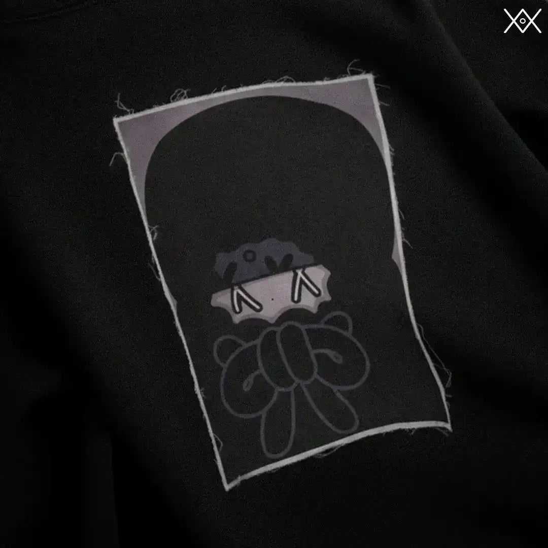 Cryptic Hood - Patch magnetiche per felpe con design stilizzato su sfondo nero, ideale per personalizzare felpe Cryptic con calamite.