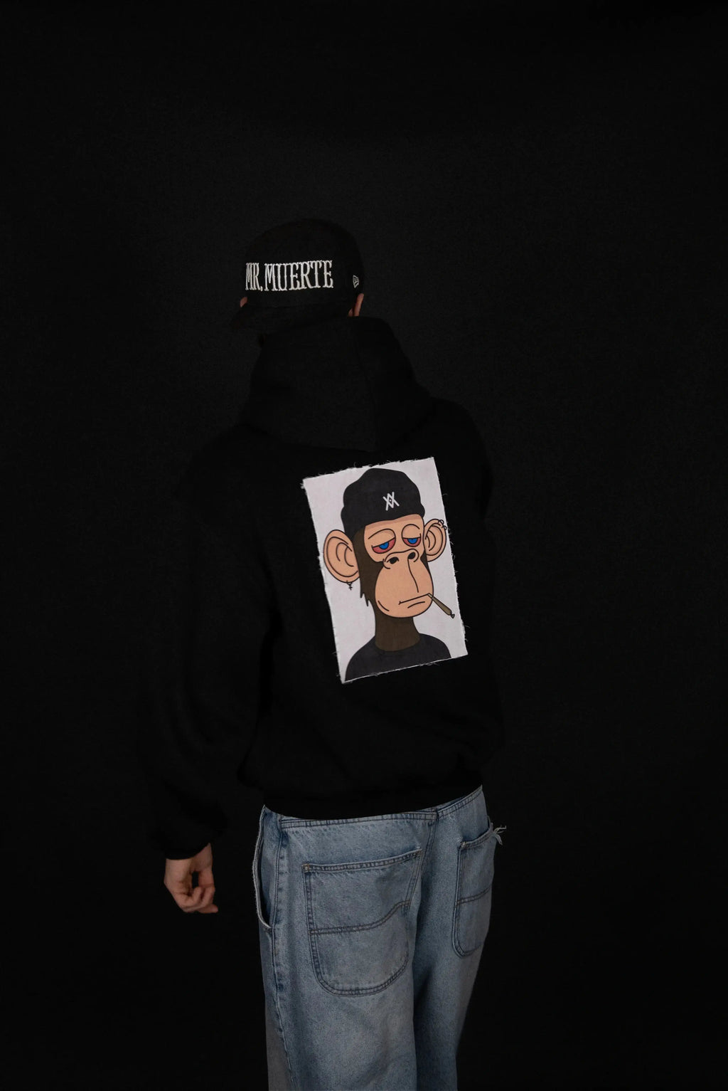 Patch magnetica personalizzabile Cryptic Sorry Monkey applicata su felpa nera, design streetwear con scimmia cartoon. Ideale per felpe calamitate Cryptic intercambiabili.