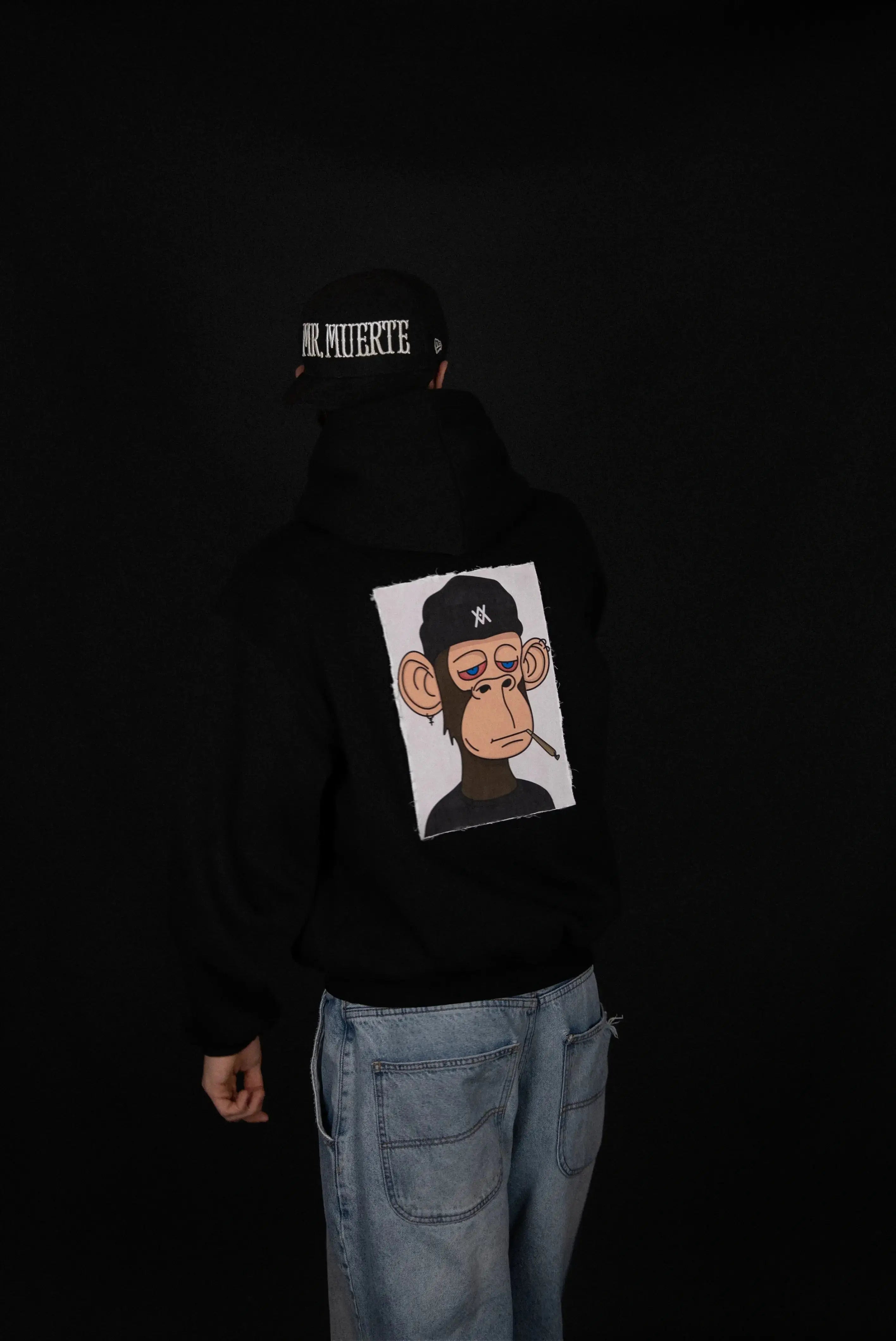 Patch magnetica personalizzabile Cryptic Sorry Monkey applicata su felpa nera, design streetwear con scimmia cartoon. Ideale per felpe calamitate Cryptic intercambiabili.