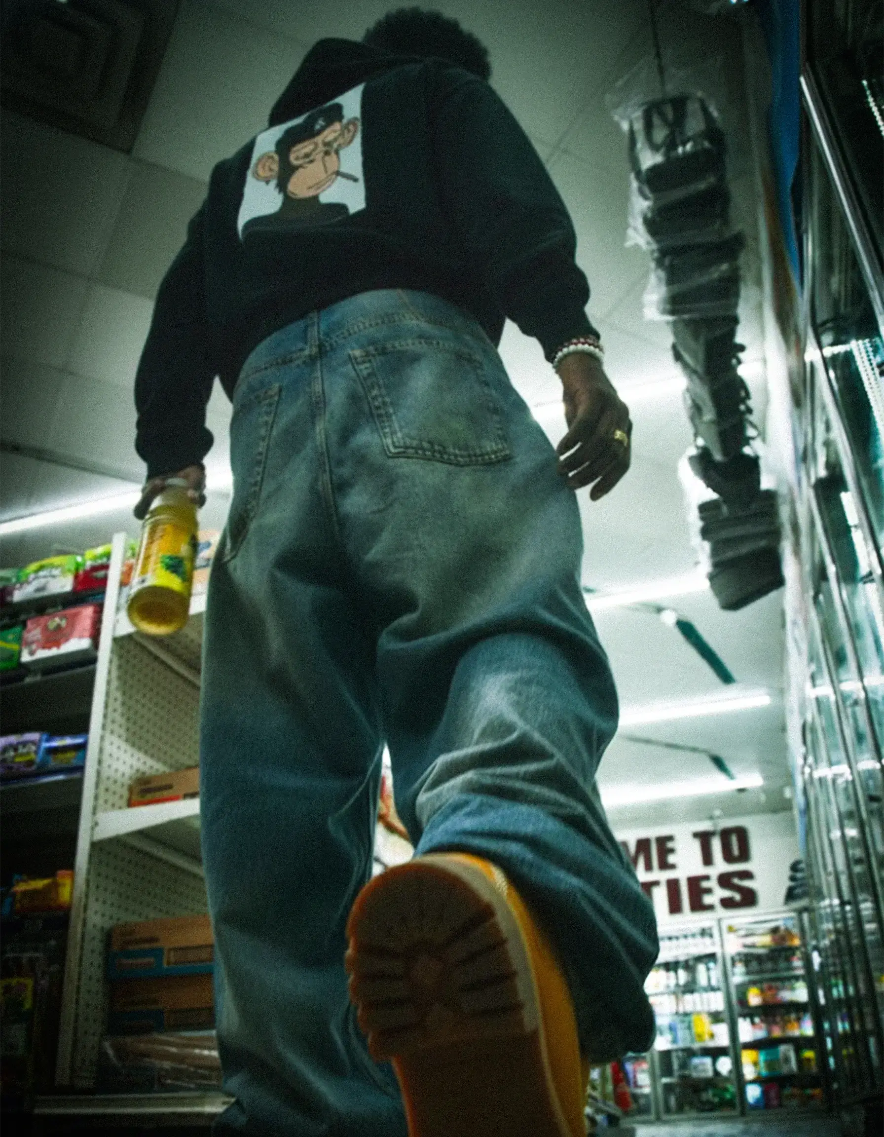 Patch magnetica personalizzabile Cryptic Sorry Monkey applicata su felpa nera, per un look unico